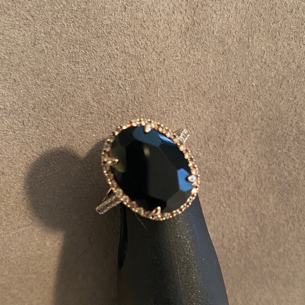 Elegant Black and Gold Oval Ring